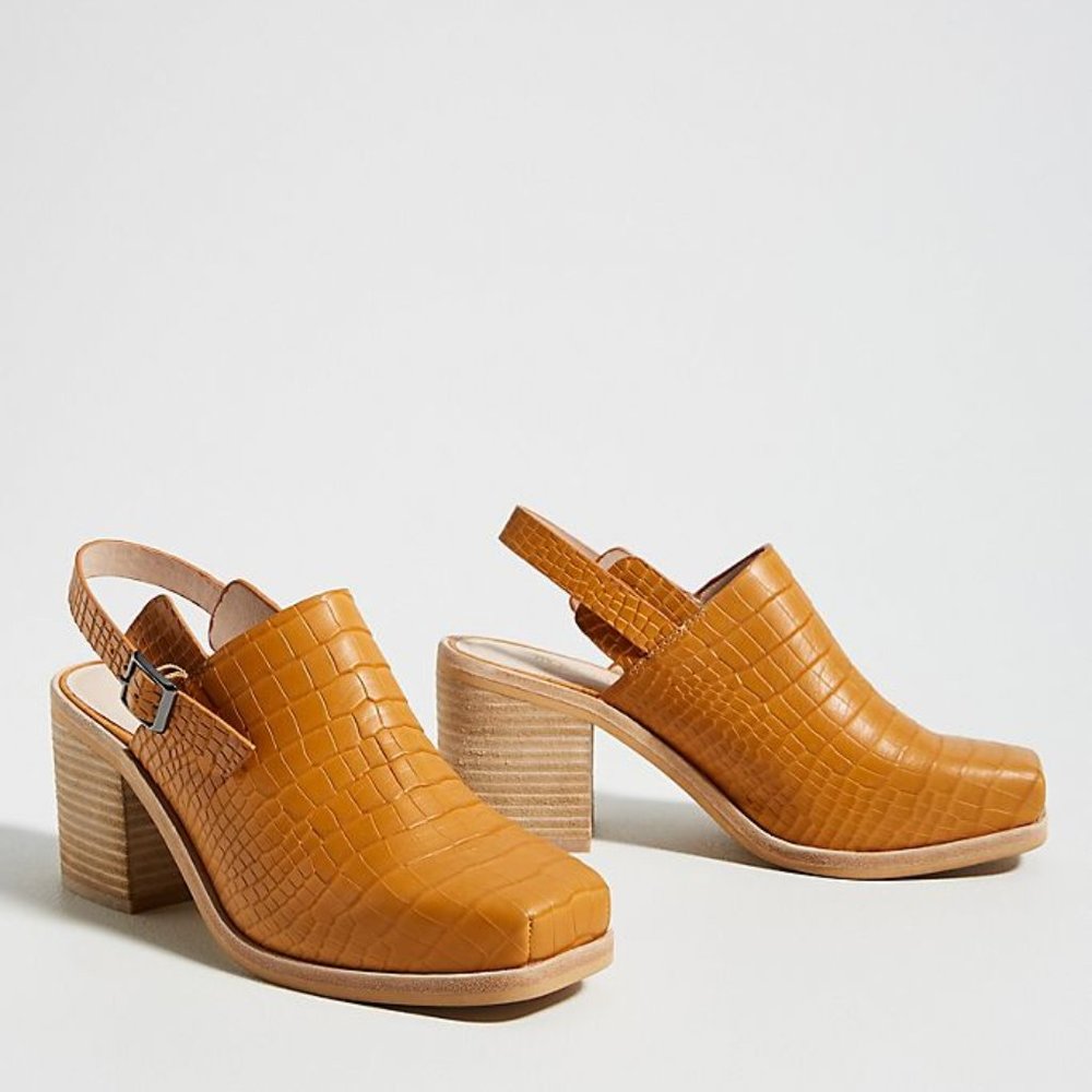 NIB Intentionally Blank Honcho clogs in honey croc
